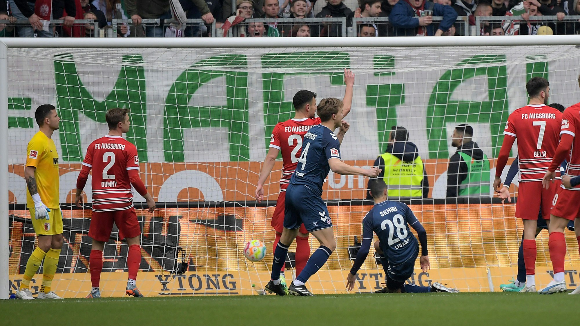 Chabot legt die zweite Kainz-Flanke in die Mitte, Skhiri schiebt mühelos ein.