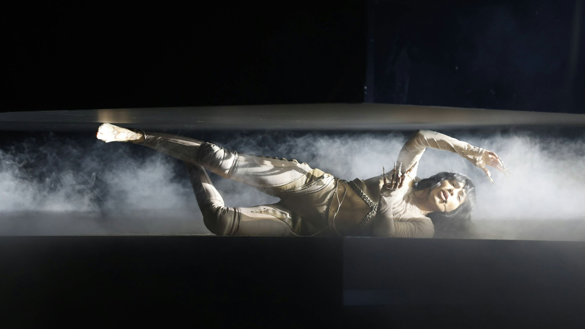 Loreen zwischen Boden und Overhead-Bildschirm.