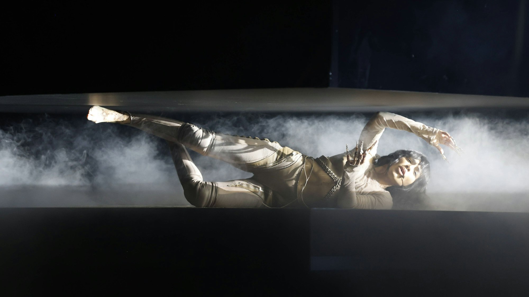 Loreen zwischen Boden und Overhead-Bildschirm.