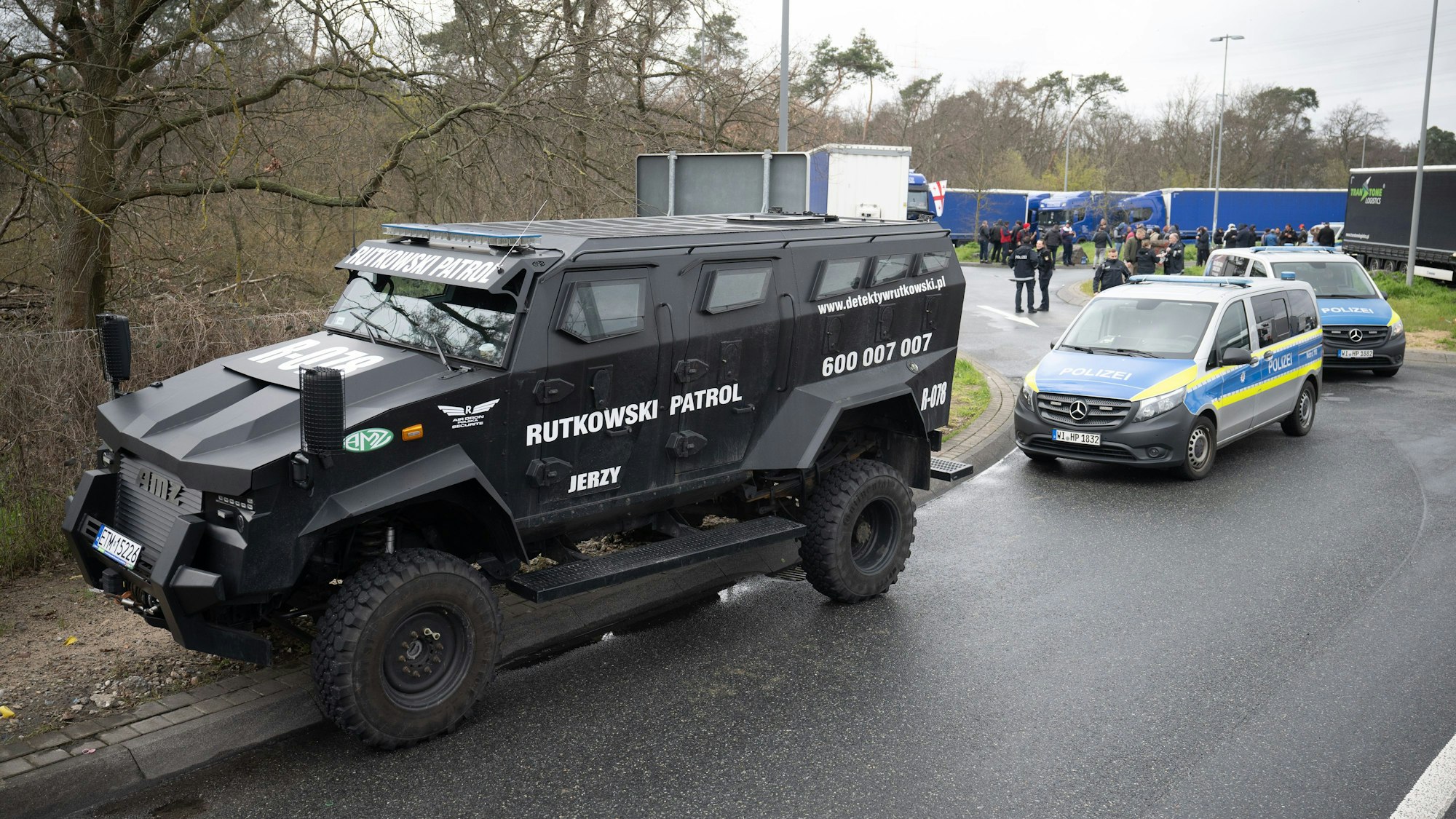 Ein gepanzerter Wagen des Sicherheitsdienstes steht nach einem Polizeieinsatz auf der Raststätte Gräfenhausen.