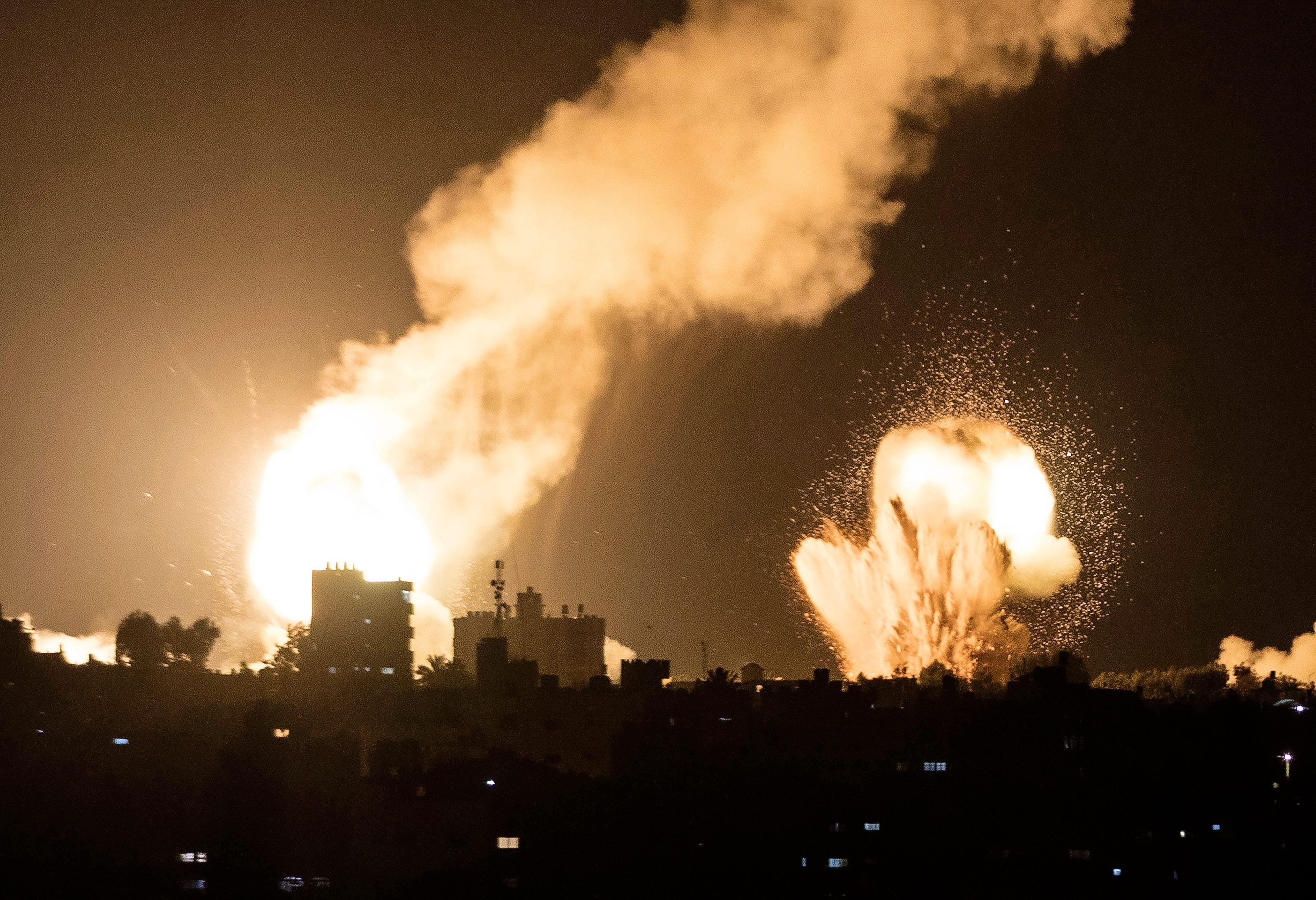 Palästinensische Gebiete: Flammen und Rauch steigen bei israelischen Luftangriffen in Khan Yunis im südlichen Gazastreifen in der Nacht zum Donnerstag auf. Das israelische Militär hatte in der Nacht Luftangriffe auf den Gazastreifen geflogen.