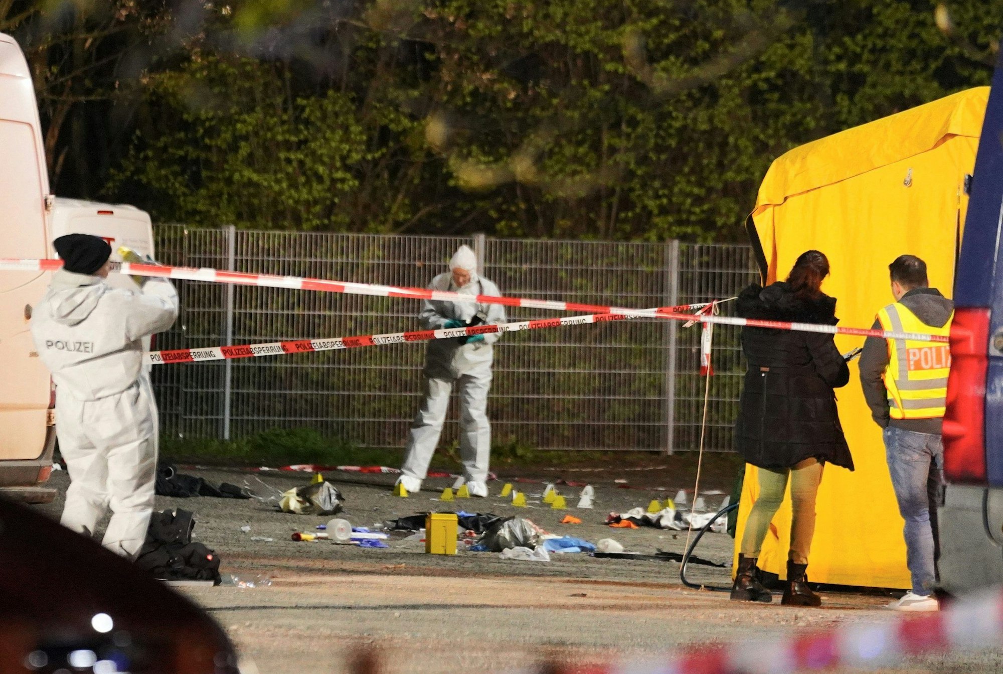 08.04.2023, Baden-Württemberg, Asperg: Polizisten suchen nach Spuren am Tatort.