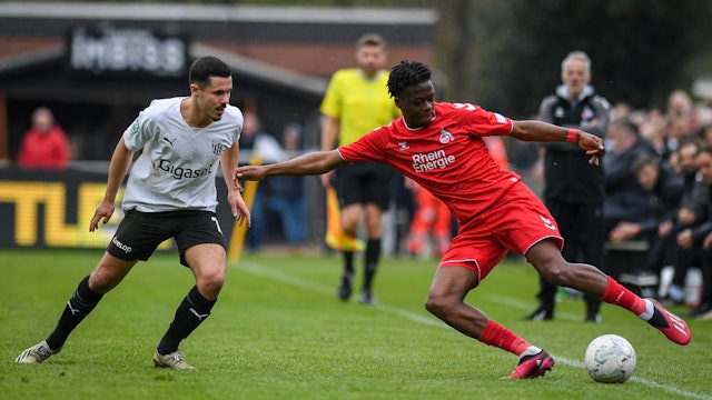 Fussball, Saison 2022/2023, Regionalliga West, 08.04.2023, 29. Spieltag, Herren, 1.FC Bocholt weiss vs. 1.FC Koeln U23 rot /// v.l.: Marvin Lorch 1.FC Bocholt, Pierre Nadjombe 1.FC Köln U23, Bocholt Sportanlage 1.FC Bocholt - Gigaset-Arena Nordrhein-Westfalen Deutschland *** Football, 2022 2023 season, Regionalliga West, 08 04 2023, 29 matchday, men, 1 FC Bocholt white vs 1 FC Koeln U23 red v l Marvin Lorch 1 FC Bocholt , Pierre Nadjombe 1 FC Koeln U23 , Bocholt sports facility 1 FC Bocholt Gigaset Arena Nordrhein Westfalen Germany 230408_fb_1fc-bocholt_1fc-koeln-u23_16257