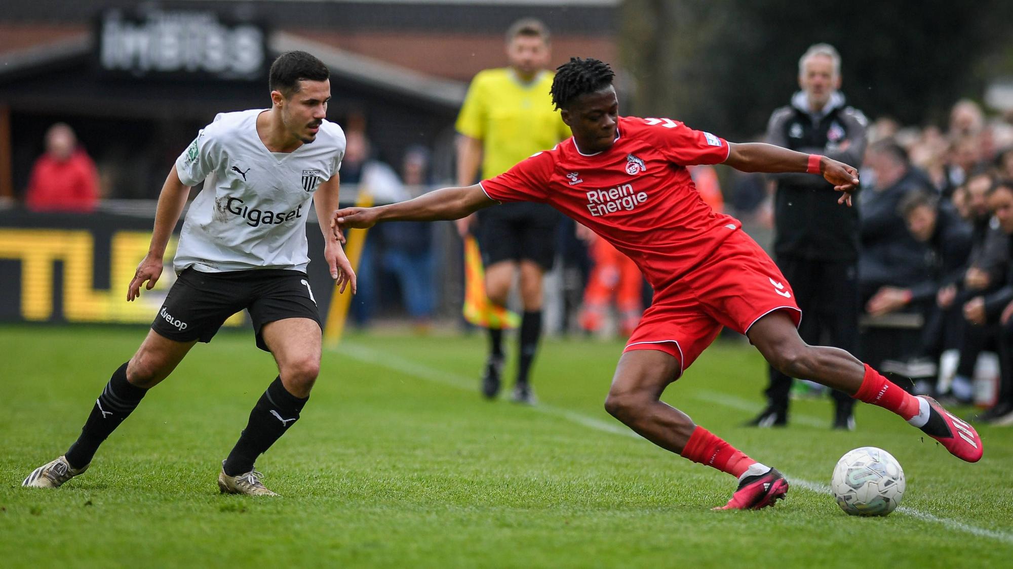 Fussball, Saison 2022/2023, Regionalliga West, 08.04.2023, 29. Spieltag, Herren, 1.FC Bocholt weiss vs. 1.FC Koeln U23 rot /// v.l.: Marvin Lorch 1.FC Bocholt, Pierre Nadjombe 1.FC Köln U23, Bocholt Sportanlage 1.FC Bocholt - Gigaset-Arena Nordrhein-Westfalen Deutschland *** Football, 2022 2023 season, Regionalliga West, 08 04 2023, 29 matchday, men, 1 FC Bocholt white vs 1 FC Koeln U23 red v l Marvin Lorch 1 FC Bocholt , Pierre Nadjombe 1 FC Koeln U23 , Bocholt sports facility 1 FC Bocholt Gigaset Arena Nordrhein Westfalen Germany 230408_fb_1fc-bocholt_1fc-koeln-u23_16257