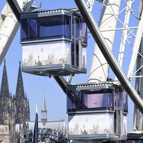 Riesenrad bei der Deutzer Kirmes. Im Hintergrund ist der Kölner Dom.