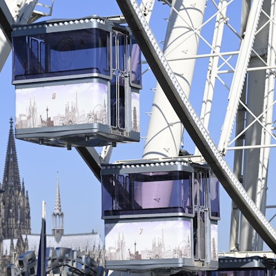 Riesenrad bei der Deutzer Kirmes. Im Hintergrund ist der Kölner Dom.