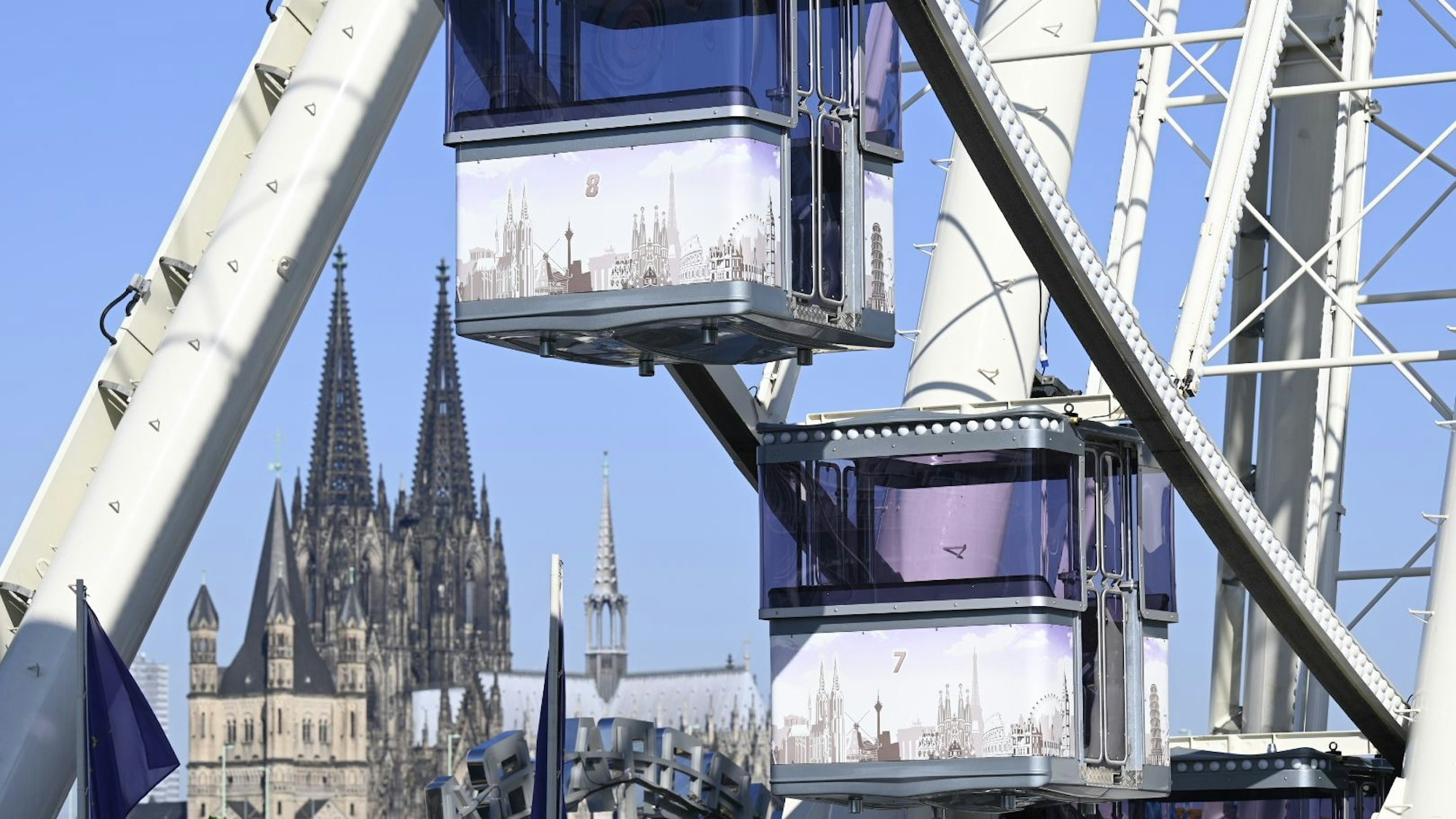 Das Riesenrad der Deutzer Kirmes mit dem Kölner Dom im Hintergrund.