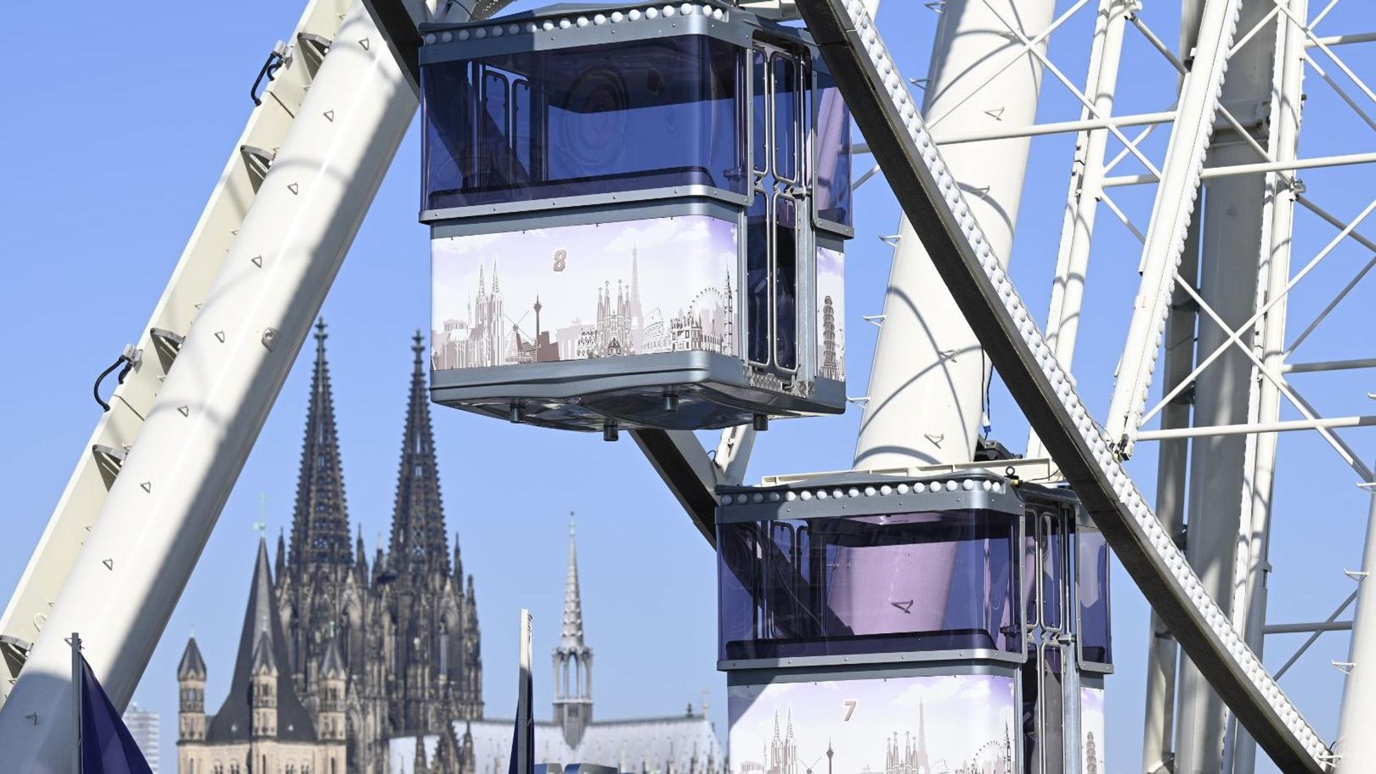 Riesenrad bei der Deutzer Kirmes. Im Hintergrund ist der Kölner Dom.
