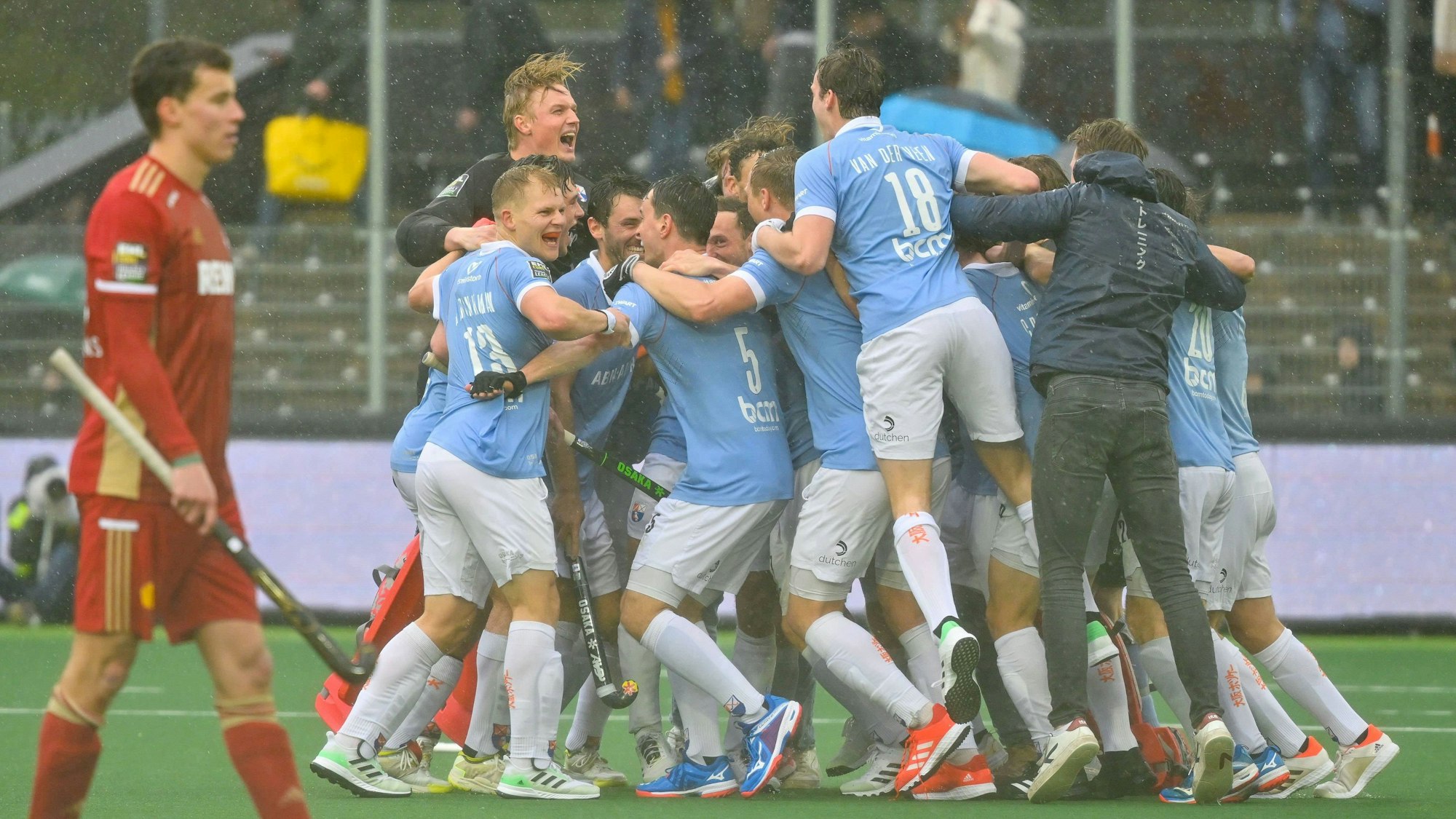 AMSTELVEEN, 10-04-2023, Wagener Stadion, Euro Hockey League 2023 Men. Bloemendaal celebrates the victory of the game Bloemendaal - Rot-Weiss Koln. Bloemendaal - Rot-Weiss Koln PUBLICATIONxNOTxINxNED x20497989x Copyright: