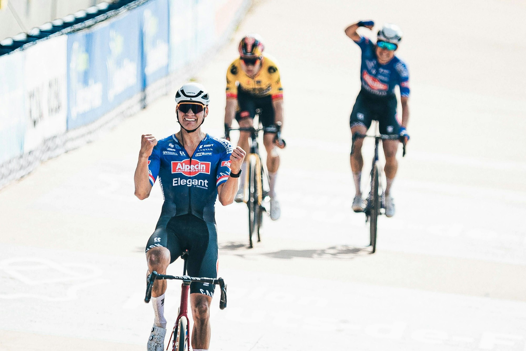 Als Erster im Ziel: Mathieu van der Poel. Sein Teamkollege Jasper Philipsen jubelt im Hintergrund neben Wout van Aert. Beide haben noch eine Runde auf dem Velodrom von Roubaix zu absolvieren.