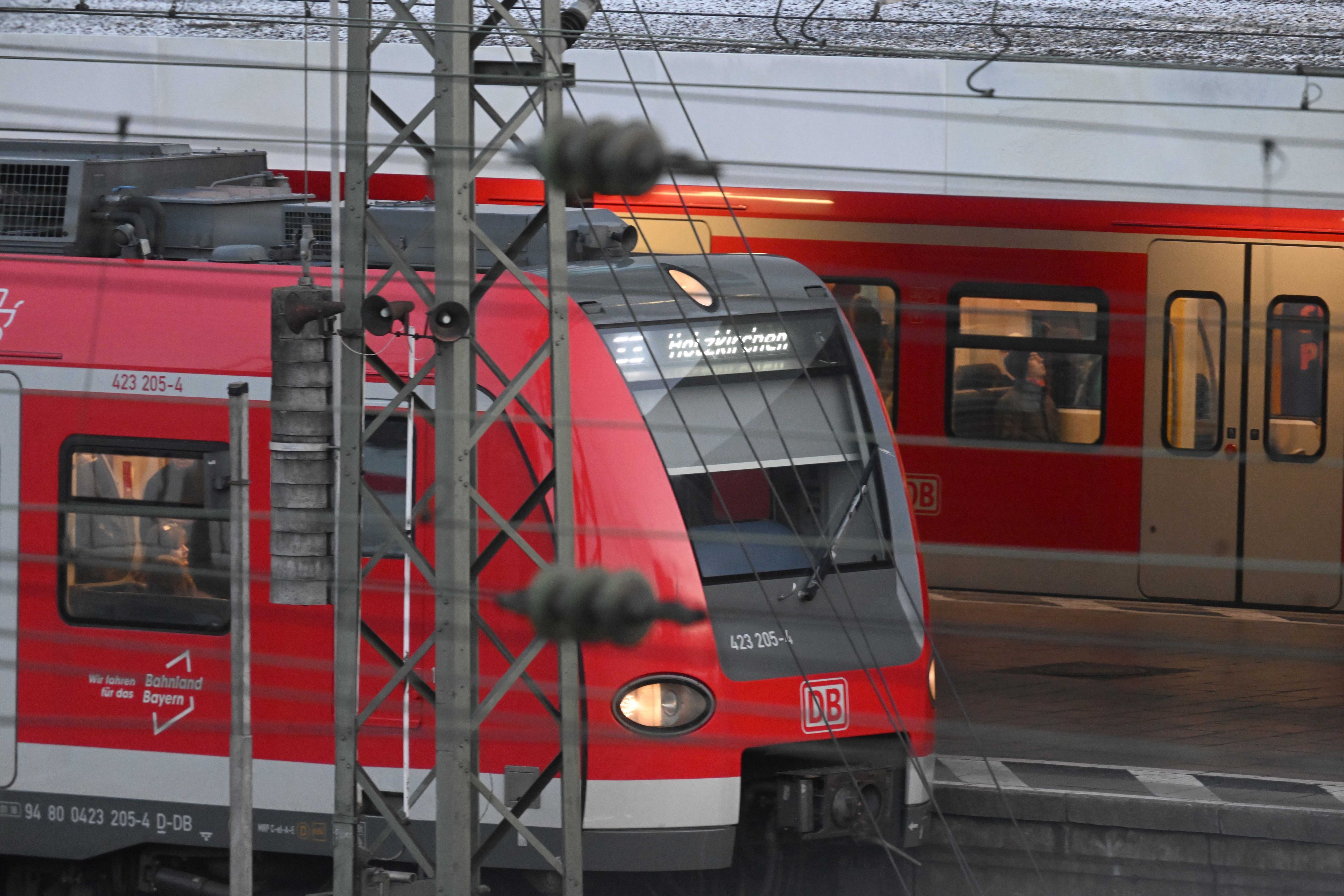 28.03.2023, Bayern, München: S-Bahn Züge fahren nach dem Warnstreik im Bahn- und Luftverkehr am S-Bahnhof Hackerbrücke.