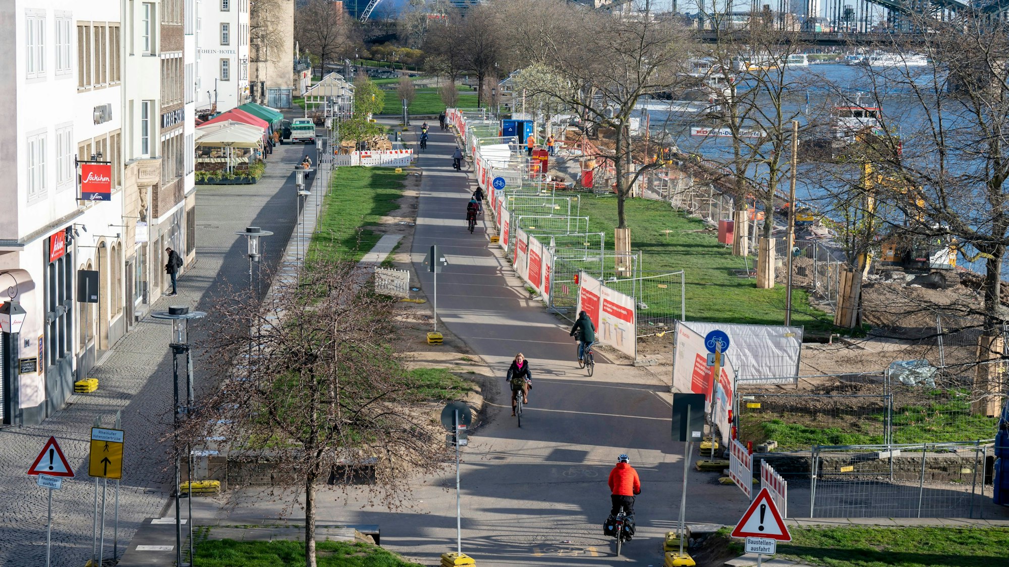 Das Bild zeigt eine Baustelle am Rheinufer.