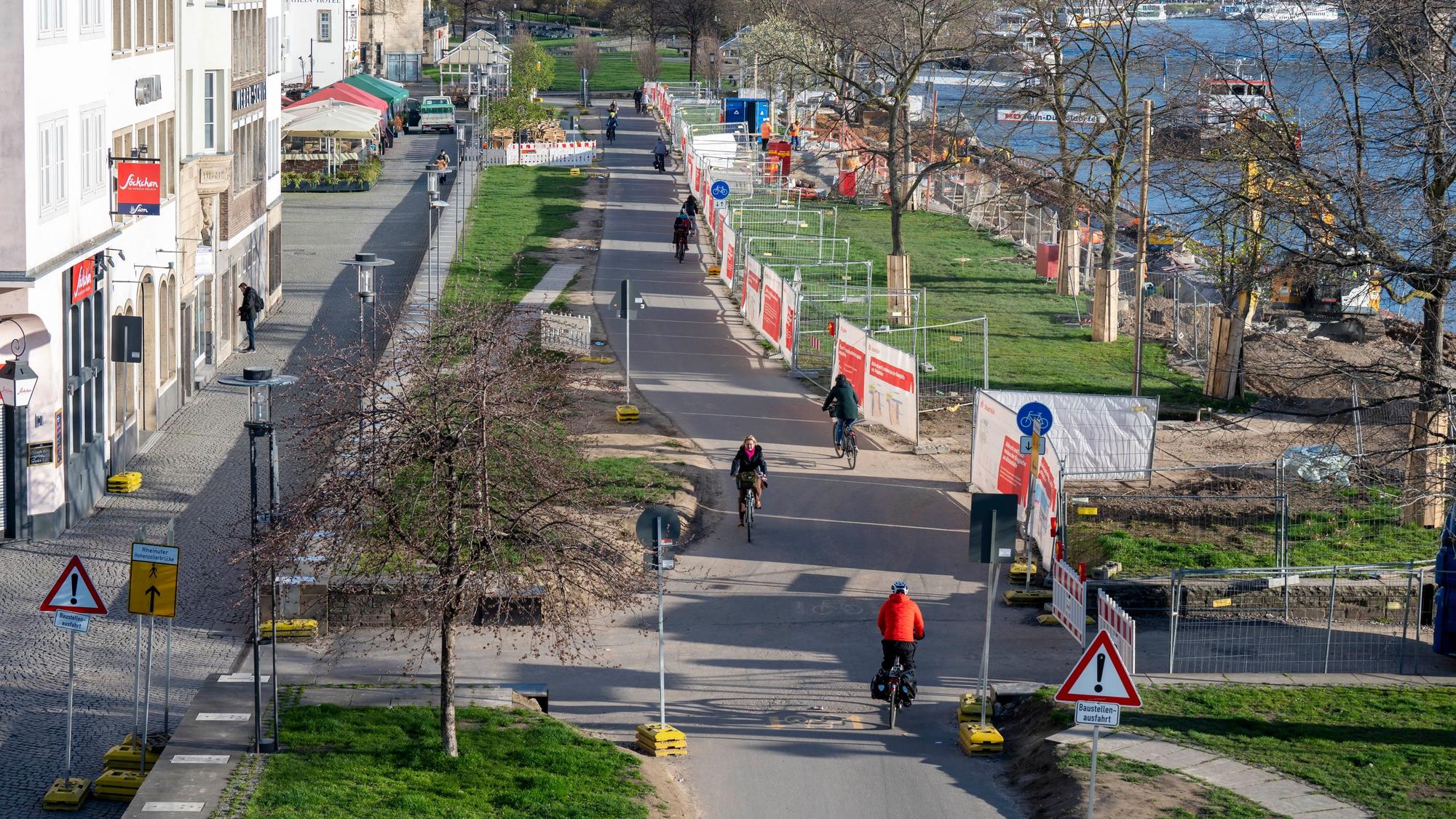 Der Ist-Zustand im Rheingarten: Bauarbeiten an der Kragplatte, eine asphaltierte Straße für Radfahrer mitten durch die Rasenfläche