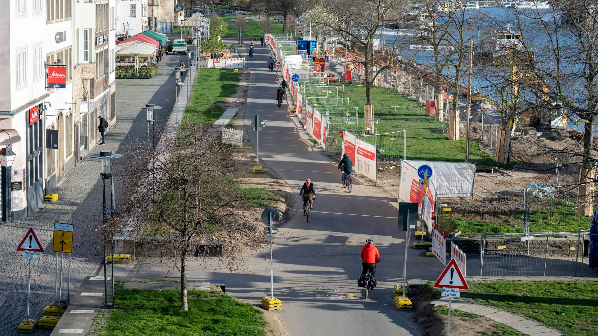 Der Ist-Zustand im Rheingarten: Bauarbeiten an der Kragplatte, eine asphaltierte Straße für Radfahrer mitten durch die Rasenfläche