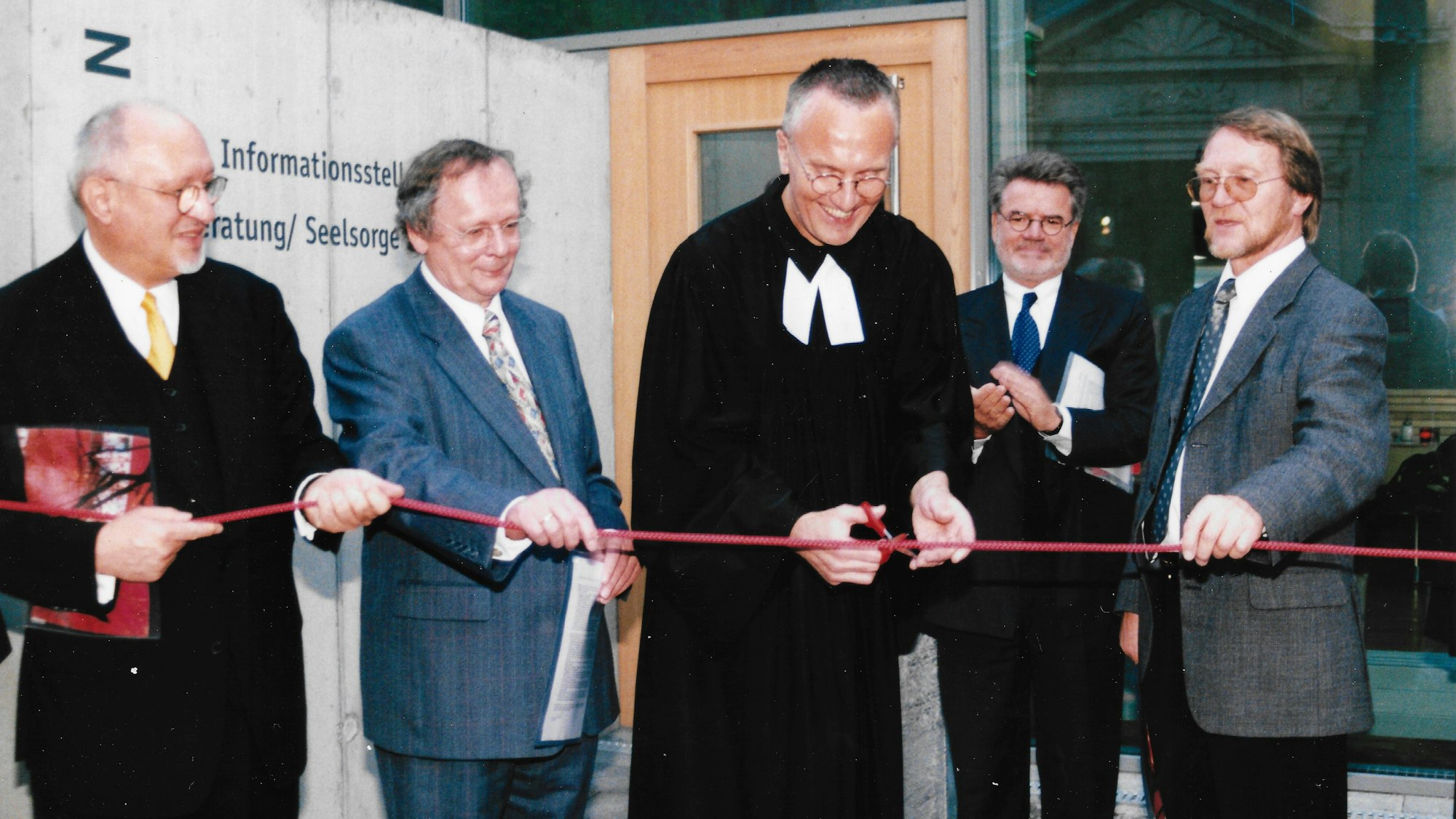 Eröffnung des City-Pavillons an der Antoniterkirche im Jahr 2000. In der Mitte Kurt Werner Pick, rechts der damalige Stadtsuperintendent Karl Schick.