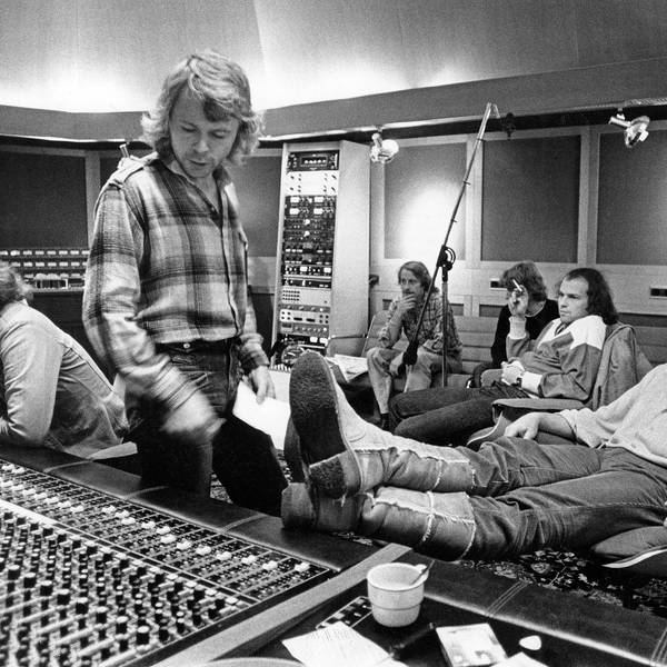 Bjorn Ulvaeus und Benny Andersson bei der Produktion eines neuen ABBA-Albums im Jahr 1978. Im Hintergrund sind die Studiomusiker Rutger Gunnarsson, Ola Brunkert und Lasse Wellander, der jetzt gestorben ist, zu sehen.