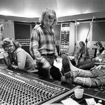 Bjorn Ulvaeus und Benny Andersson bei der Produktion eines neuen ABBA-Albums im Jahr 1978. Im Hintergrund sind die Studiomusiker Rutger Gunnarsson, Ola Brunkert und Lasse Wellander, der jetzt gestorben ist, zu sehen.