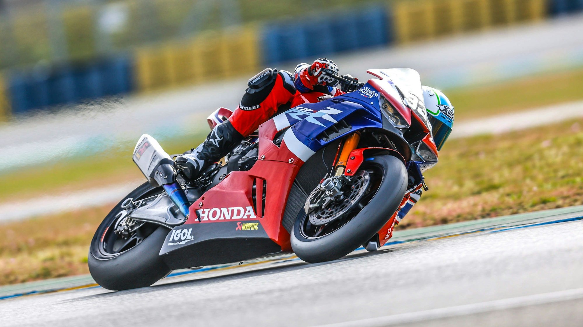 Auf seiner neuen Maschine von Honda ist Florian Alt schneller unterwegs.