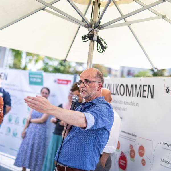 Baudezernent Markus Greitemann spricht bei einer Veranstaltung zur Bürgerbeteiligung in Chorweiler.
