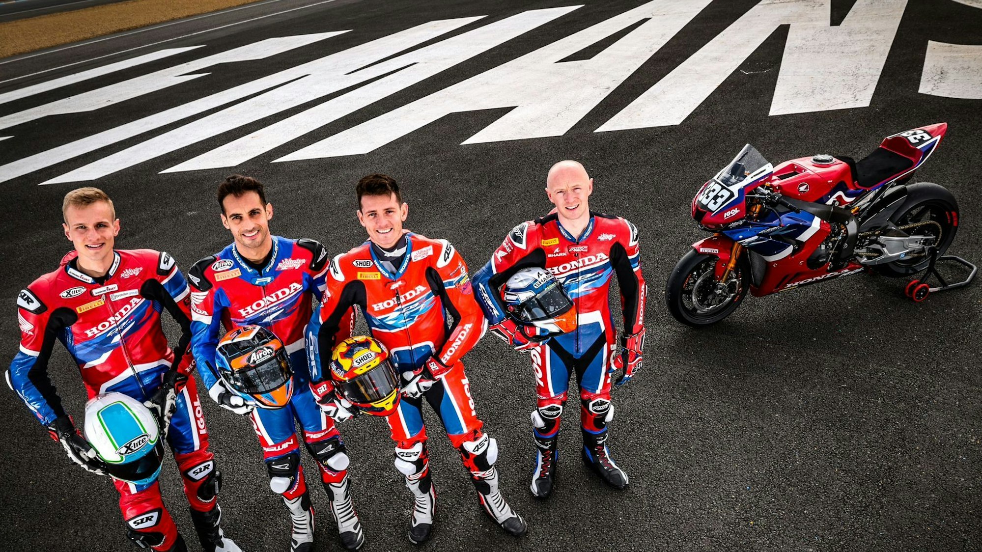 Florian Alt und seinen Teamkollegen bei der Präsentation vor den 24-Stunden-Rennen von Le Mans am Wochenende.