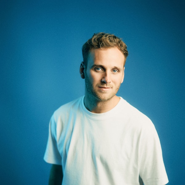 Leon Windscheid tritt mit seinem neuen Bühnenprogramm „Gute Gefühle“ in der Lanxess-Arena auf.