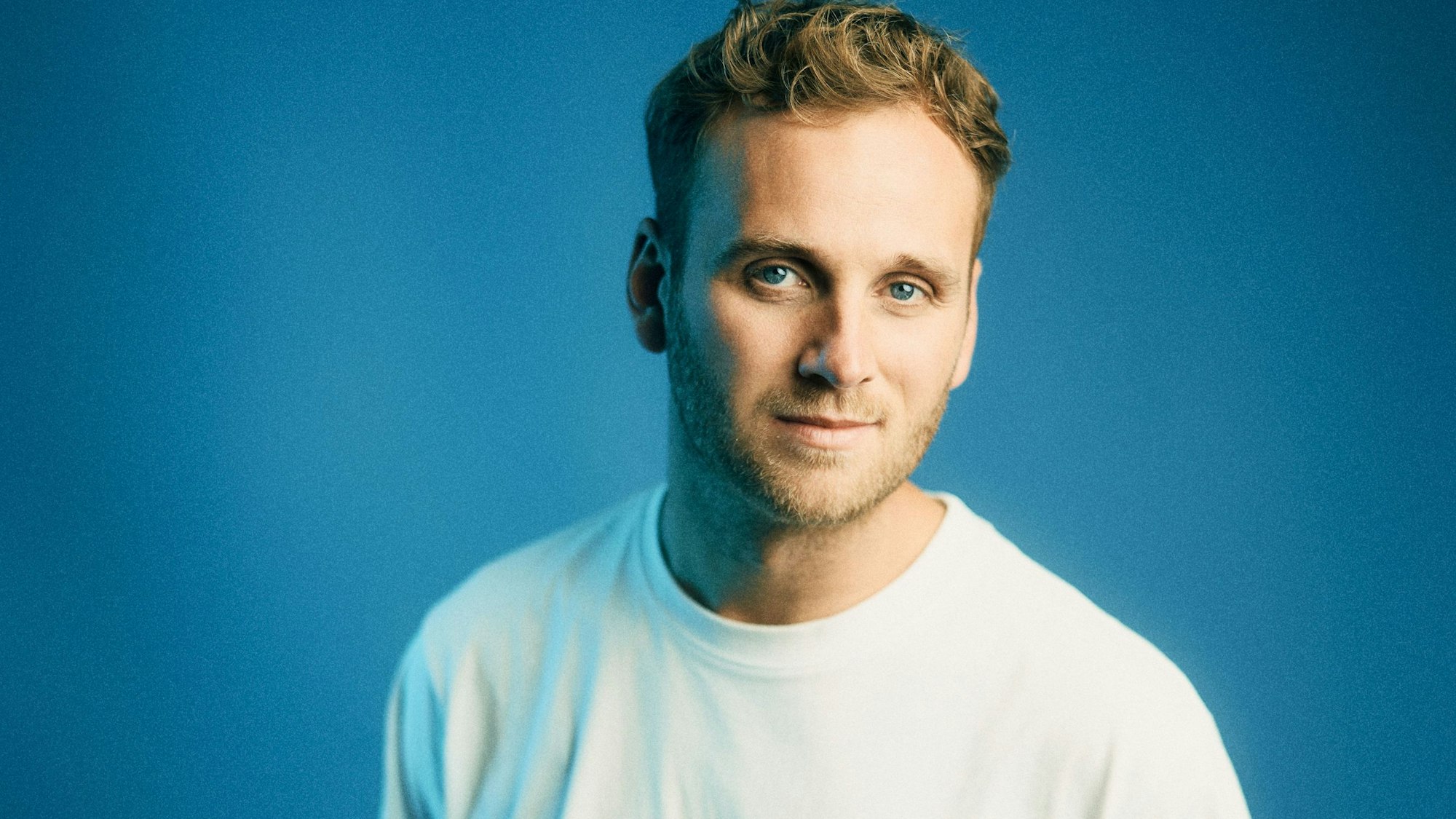 Leon Windscheid tritt mit seinem neuen Bühnenprogramm „Gute Gefühle“ in der Lanxess-Arena auf.