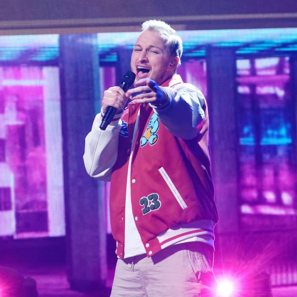 Das Bild zeigt den DSDS-Teilnehmer David Leischik auf der Bühne.