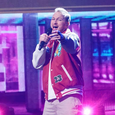 Das Bild zeigt den DSDS-Teilnehmer David Leischik auf der Bühne.