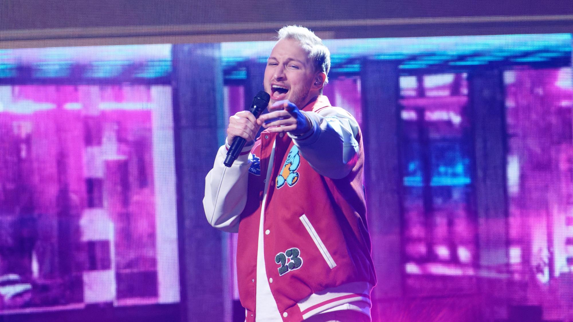 Das Bild zeigt den DSDS-Teilnehmer David Leischik auf der Bühne.