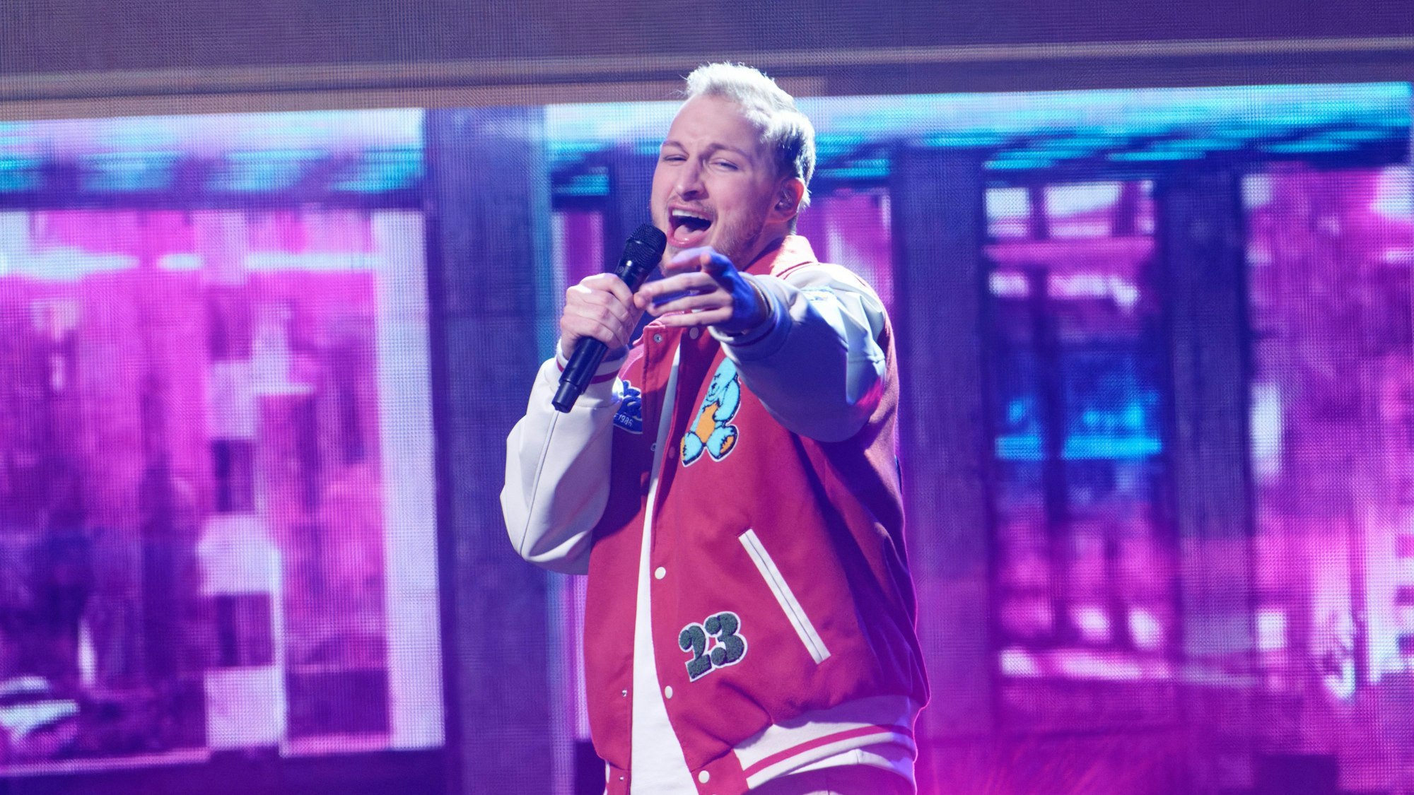 Das Bild zeigt den DSDS-Teilnehmer David Leischik auf der Bühne.