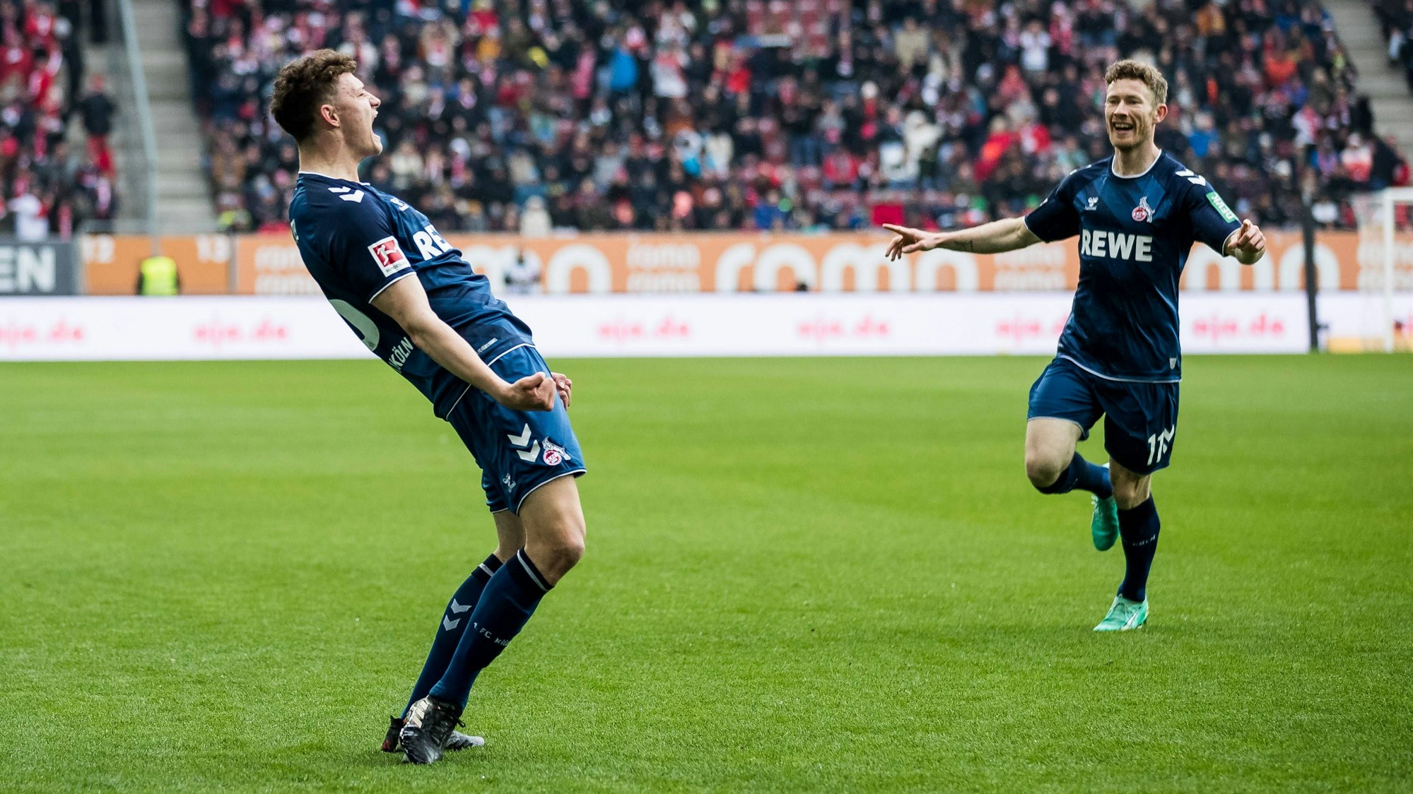 Eric Martel hat getroffen, Florian Kainz eilt herbei, um dem Kollegen zum ersten Bundesligatreffer zu gratulieren.