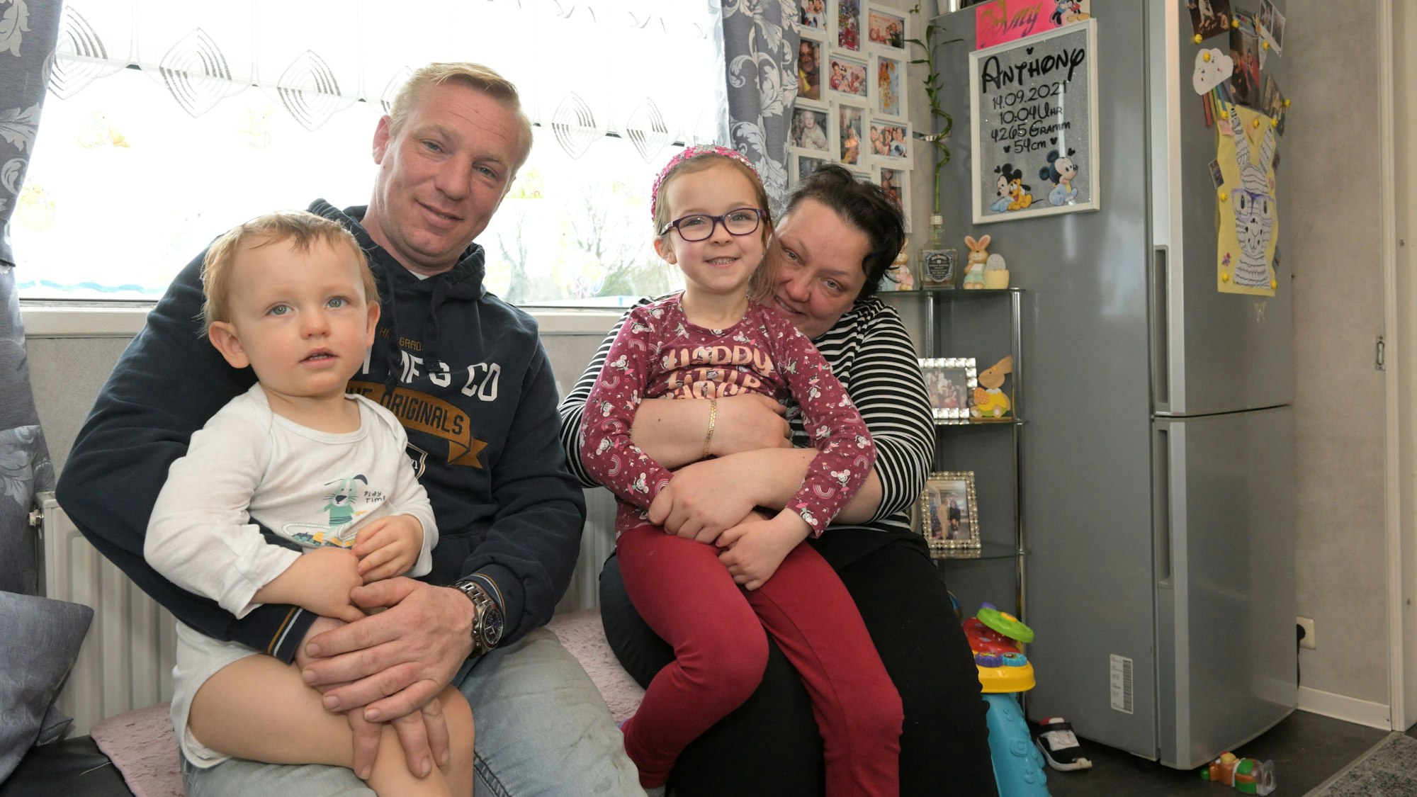 Die vierköpfige Zirkusfamilie Familie Weiss in ihrem Wohnwagen.