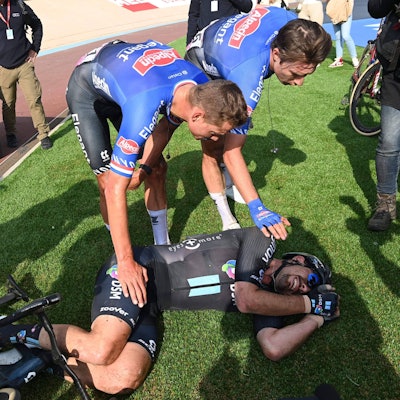 Trost und Entschuldigung: Sieger Mathieu van der Poel (oben links) und Jasper Philipsen trösten John Degenkolb, er auf dem Boden liegt.