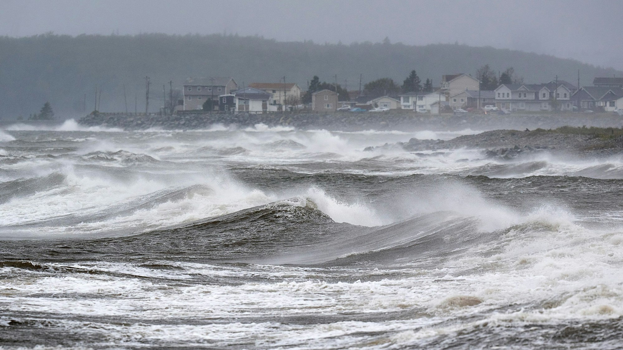 Wellen schlagen auf die Küste. (Symbolbild) Ein heftiger tropischer Wirbelsturm könnte starke Regenfällen und Winde an der Westküste Australiens zur Folge haben.