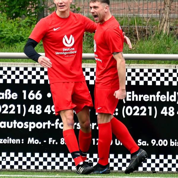 02.04.2023, Fussball-SC West II - Sinnersdorf
links: Robert Fink (Sinnersdorf)
rechts: Rene Römer (Sinnersdorf) Torschütze zum 1:0
Foto: Uli Herhaus