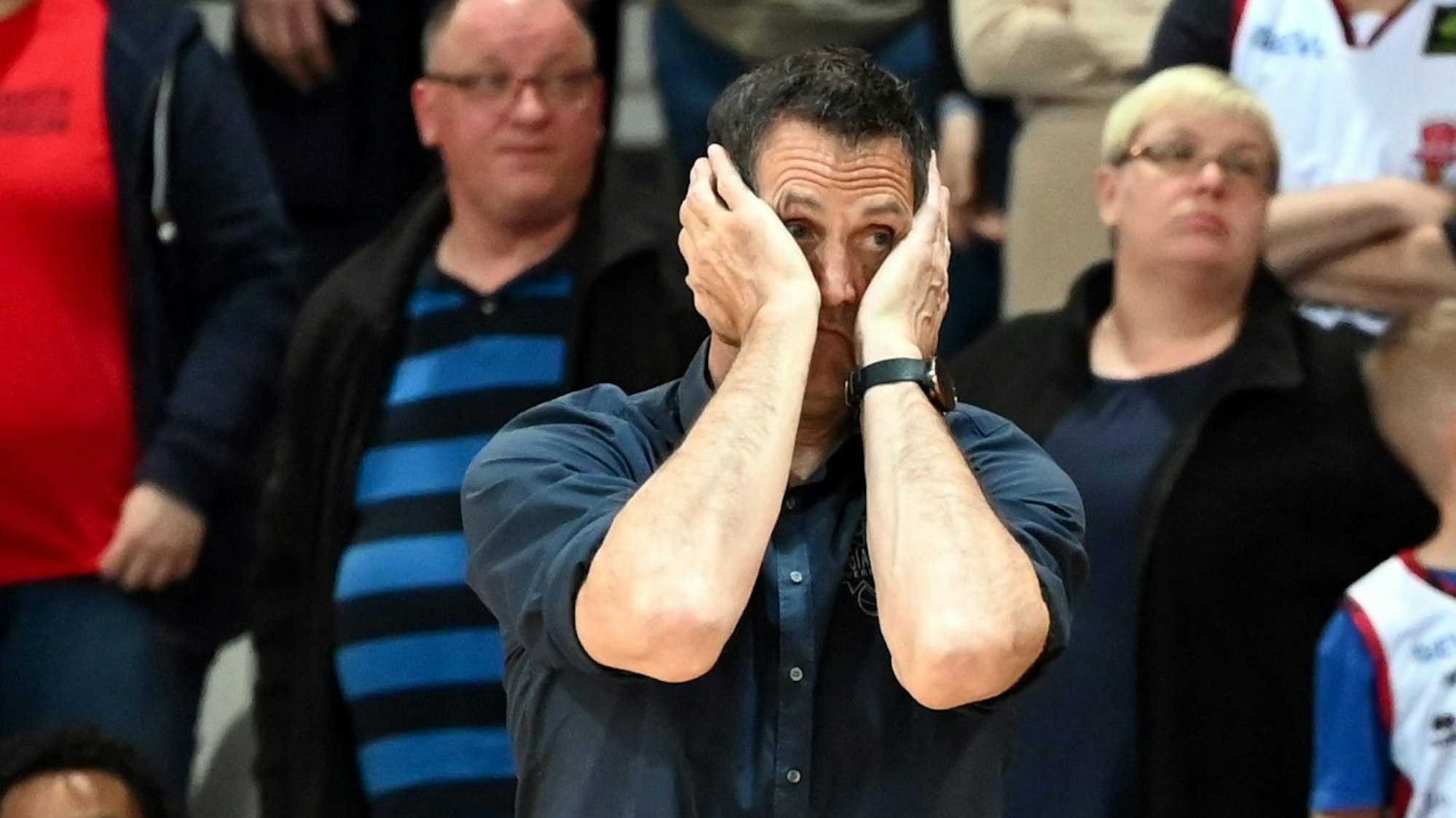 09.04.2023, Basketball-Bayer Giants-Nürnberg Falcons
TR: Hansi Gnad (Bayer) nach der Niederlage
Foto: Uli Herhaus