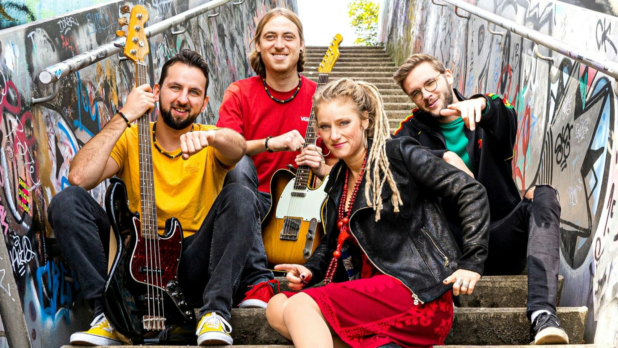 Die Kölner Nachwuchsband Rootsqueen auf einer Treppe mit Grafitti.