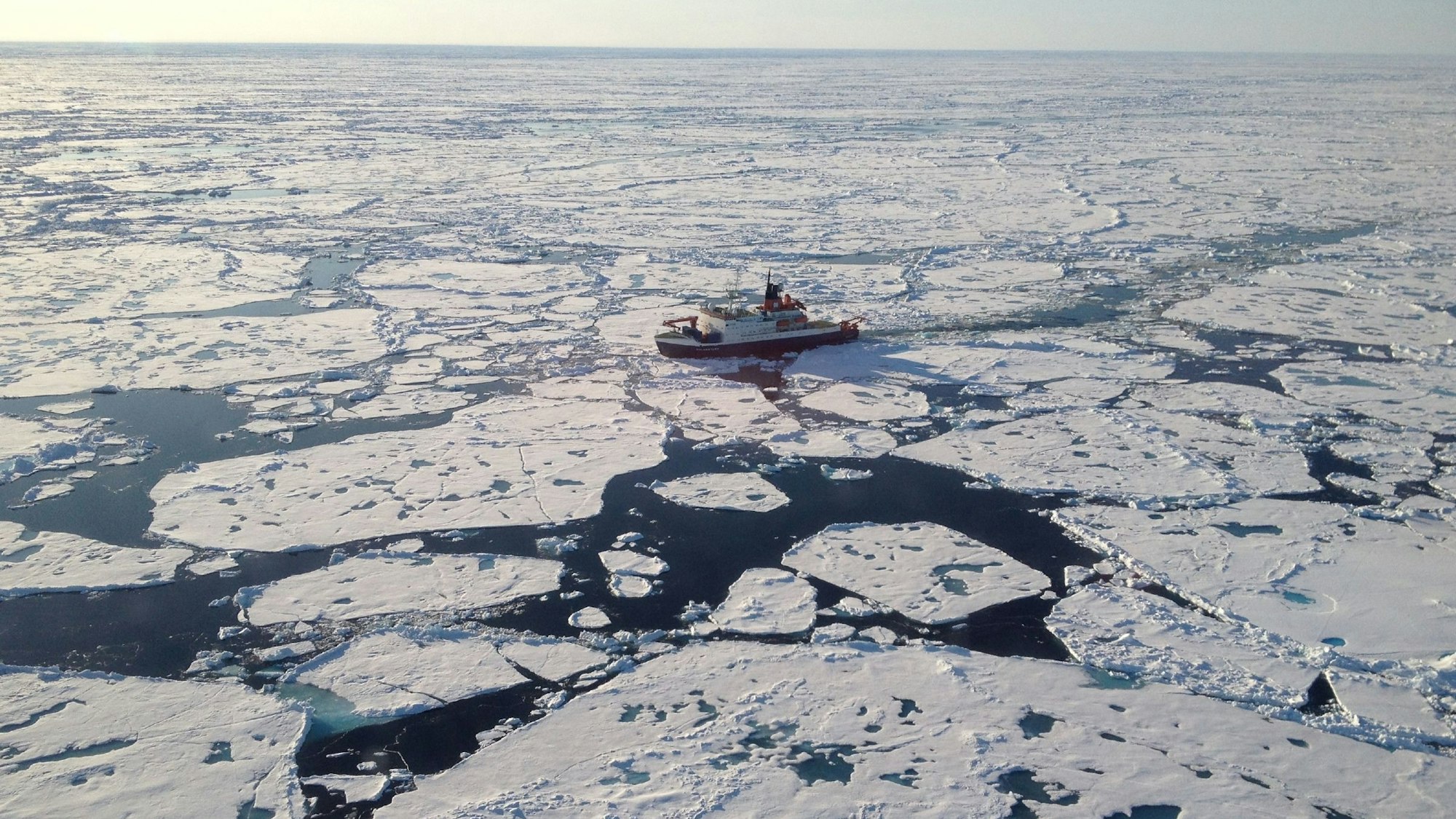 Lomonossow-Rücken: Der Eisbrecher Polarstern auf einer Forschungsfahrt in der Arktis.