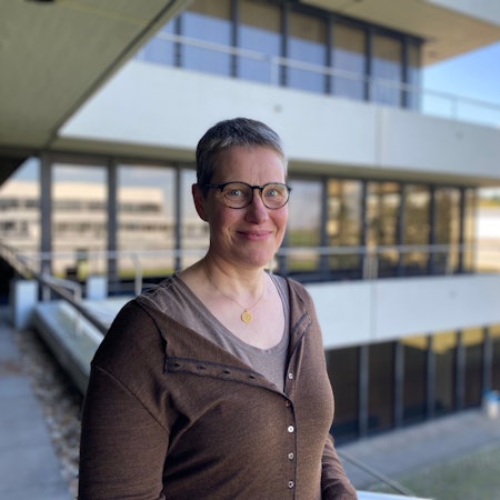 Astrid Günther vor der Euskirchener Kreisverwaltung.