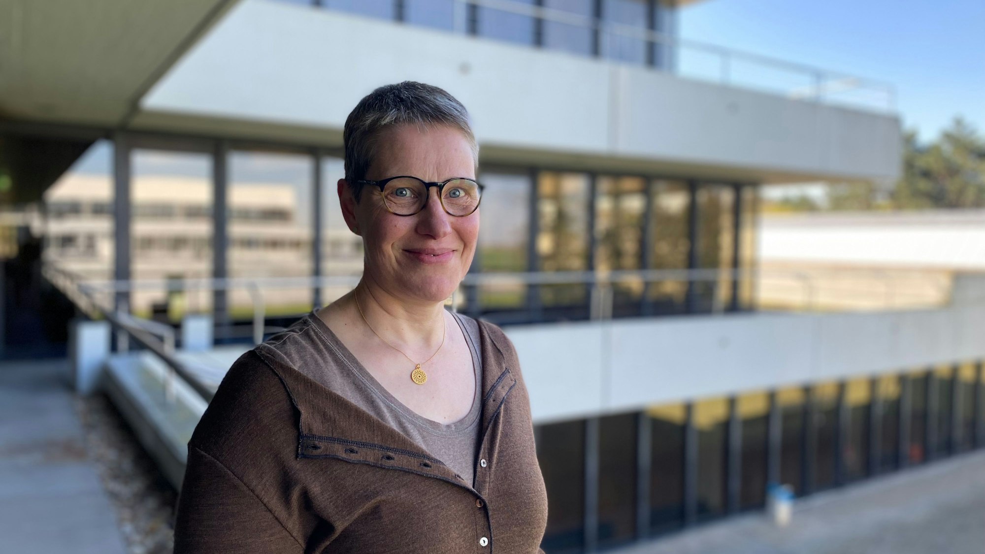 Astrid Günther vor der Euskirchener Kreisverwaltung.