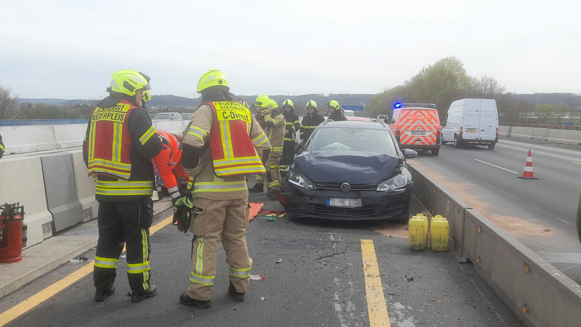 Ein beschädigtes Fahrzeug nach einem Unfall.