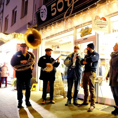 Die „Good Time Dixie Band“ während des Aktionstages „Mein Veedel“ auf der Dürener Straße in Köln-Lindenthal.