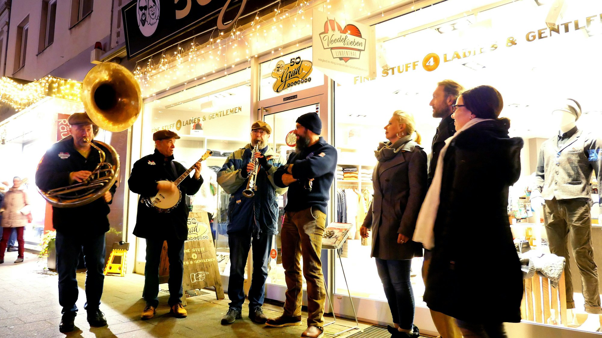 Die „Good Time Dixie Band“ während des Aktionstages "Mein Veedel" auf der Dürener Straße in Köln-Lindenthal