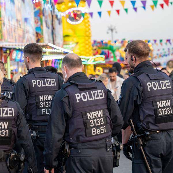 08.04.2023, Köln: Auf der Frühjahrskirmes in Deutz herrscht gute Stimmung. Foto: Uwe Weiser