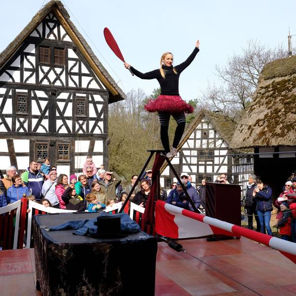 Seiltänzerin Silea beim "Jahrmarkt anno dazumal" im LVR-Freilichtmuseum Kommern.