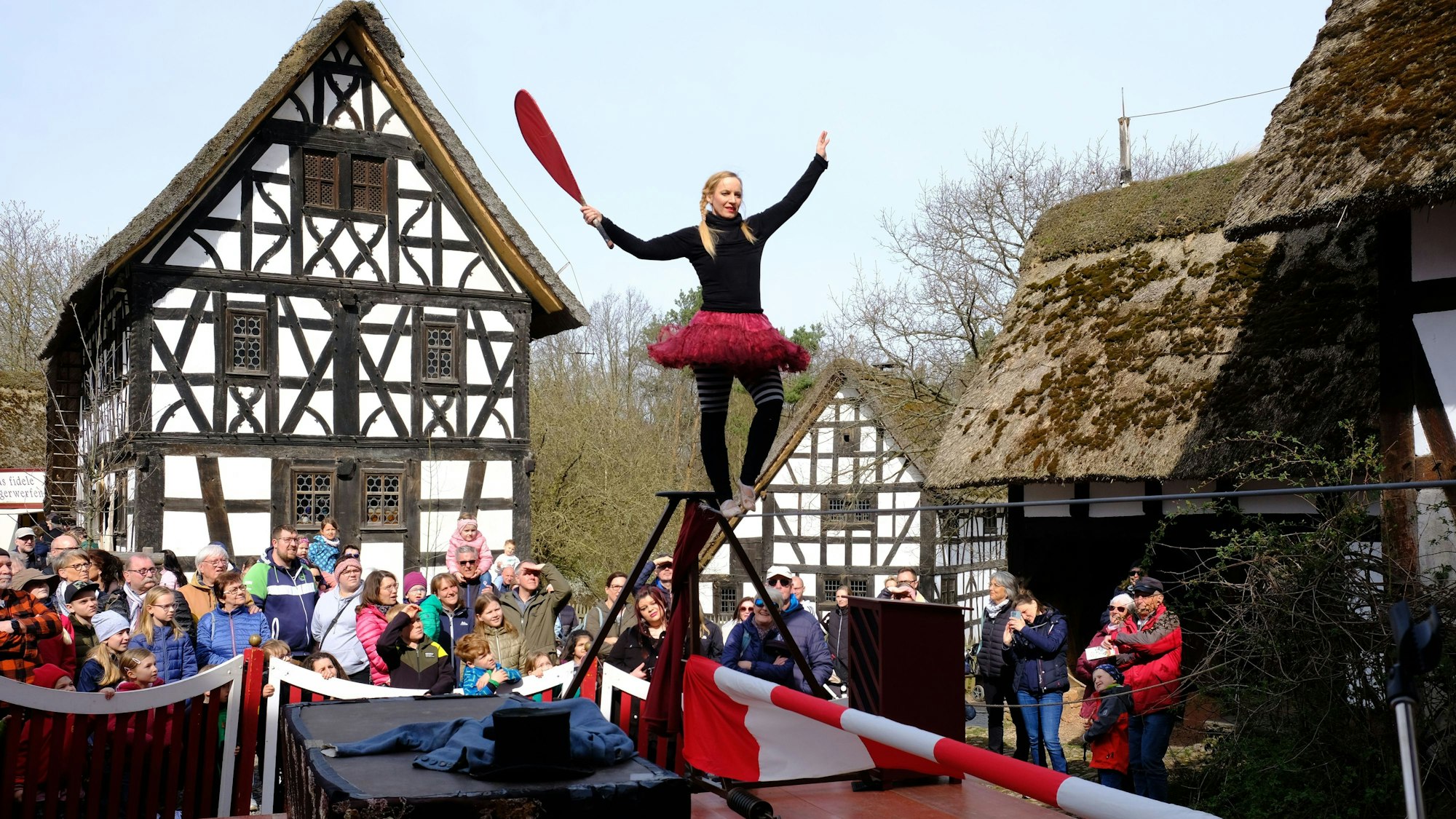 Seiltänzerin Silea beim "Jahrmarkt anno dazumal" im LVR-Freilichtmuseum  Kommern.