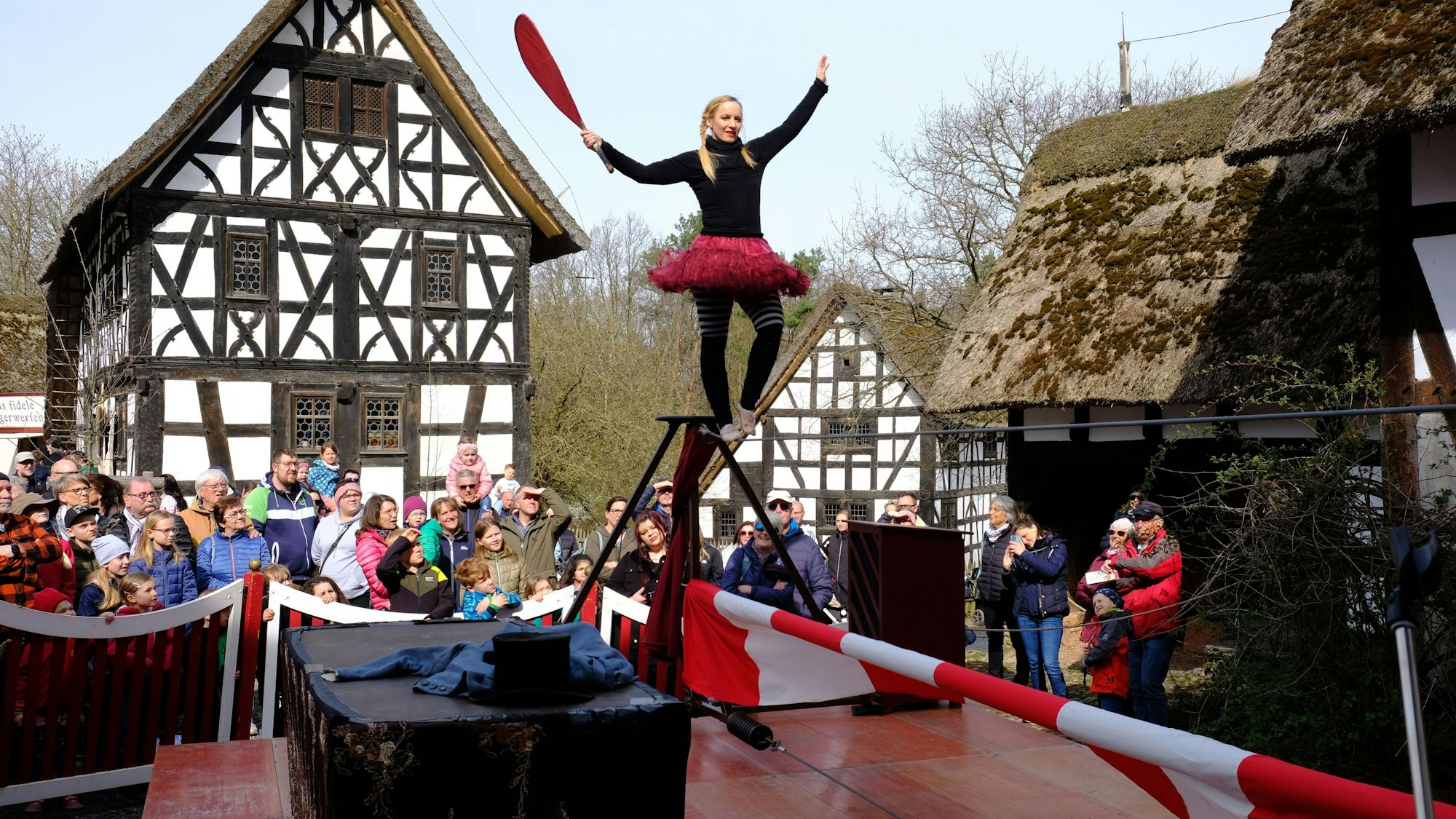Auf einem Seil balanciert beim „Jahrmarkt anno dazumal“ im Kommerner Freilichtmuseum eine Frau.
