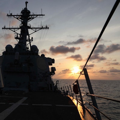 Der Lenkwaffenzerstörer USS Milius (DDG 69) der Arleigh-Burke-Klasse der US-Marine bei einem Einsatz im Südchinesischen Meer.