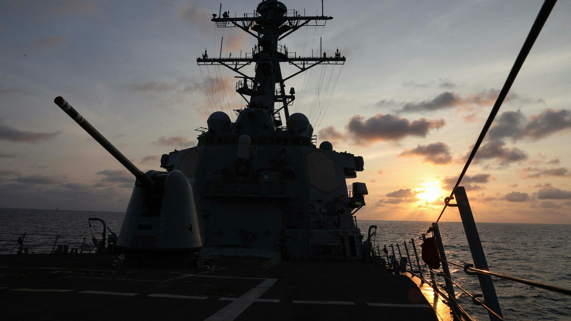 Der Lenkwaffenzerstörer USS Milius (DDG 69) der Arleigh-Burke-Klasse der US-Marine bei einem Einsatz im Südchinesischen Meer.