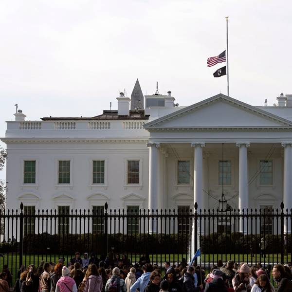 28.03.2023, USA, Washington: Die US-Flagge am Weißen Haus hängt auf Halbmast.